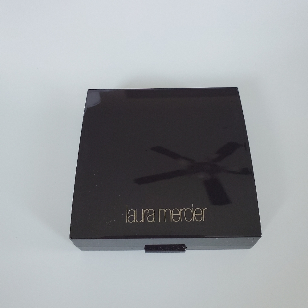 Laura Mercier face illuminator powder